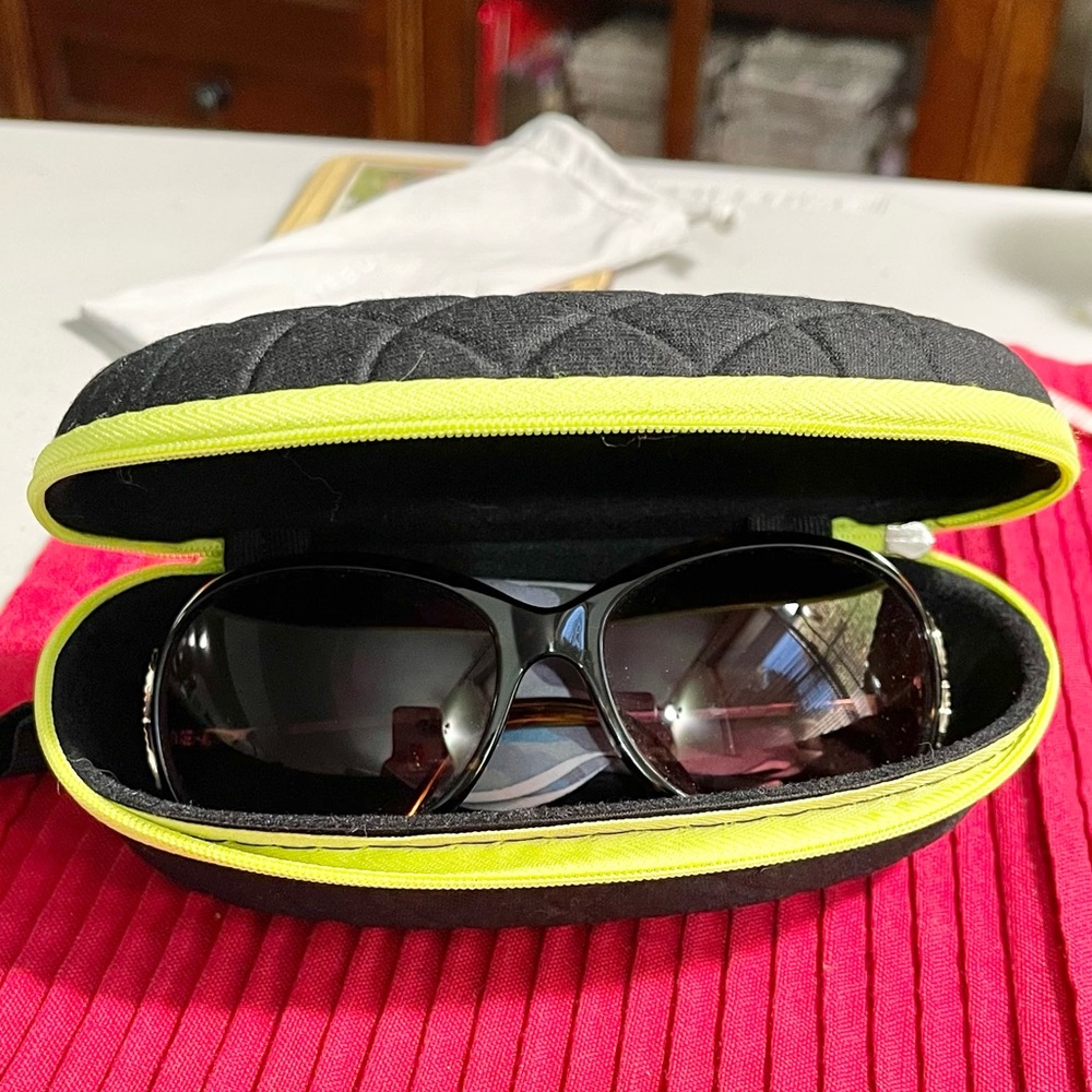 Betsey Johnson sunglasses - Picture 2 of 12